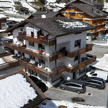 Refuge Alpin, Vue Et Grande Terrasse